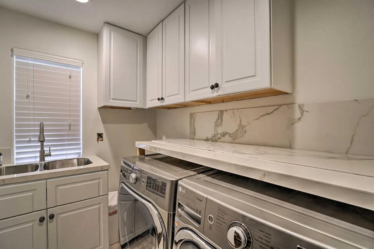 Las Vegas Home With Pool And Hot Tub, 9 Mi To Strip! Holiday home Las Vegas